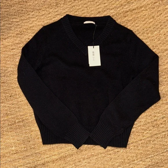 ARITZIA Essential V Neck Shrunken Cashmere Pullover Sweater - Picture 7 of 10